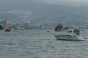 Luka Lora/Split, 20. listopada 2011. - L.K. Split: m/b „ RH 3 ST MARJAN “, „ RH 2 ST TROGIR “ u akciji lokaliziranja i spriječavanja daljnjega širenja naftnog onečišćenja na mjestu havarije tankera